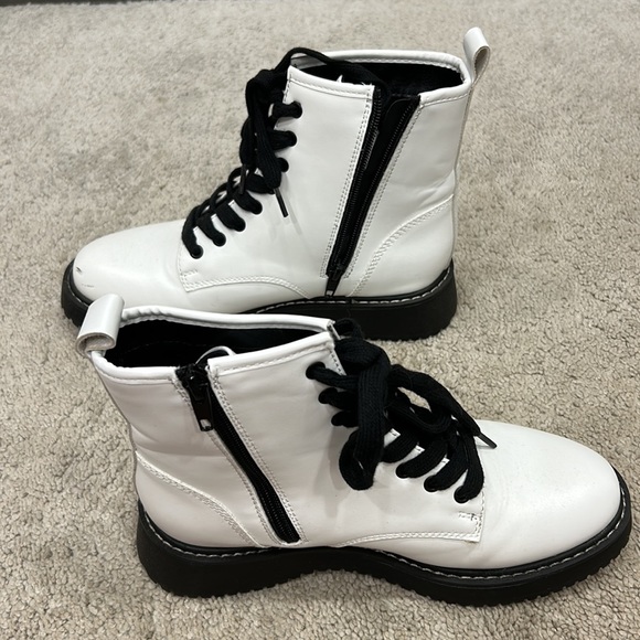 White boots - Picture 2 of 3